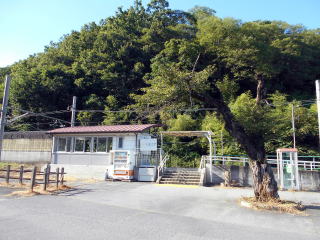 久那土の駅入口。駅舎はないが、駅前はロータリーが設けられている駅だ。