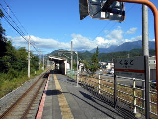 久那土のホーム。片面ホームに待合室のみという構造である。