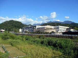 長年久那土の乗客として支えてきた峡南高校。統廃合によって学校は無くなってしまう運命にある。