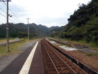 居組のホーム。旧ホームは使われなくなって風化が進んでいる。