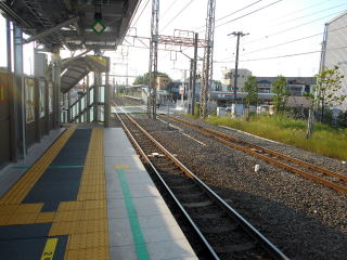 小田栄の尻手方面のホーム。踏切をはさんではす向かいにあるのが浜川崎行きの乗り場である。