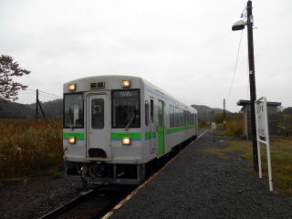 藤山に到着した留萌本線のディーゼルカー。この光景が見られるのもあとわずかだ。