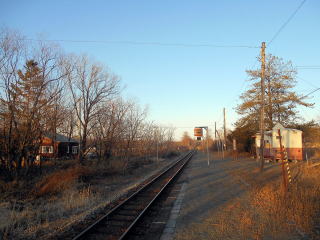 五十石のホーム。周辺に住んでいるのは牧場主くらいで駅前の国道は無情にも高速で車が通過して行く。