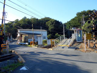 市ノ瀬の駅入口。駅周辺には石材屋と身延町民向けのスポーツ施設がある。