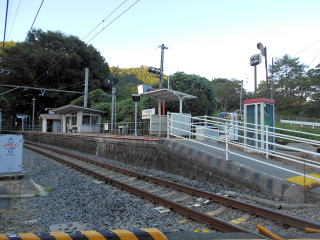 市ノ瀬のホーム。待合室と、昭和の田舎を感じるトイレと流し台が別個に設置されている。