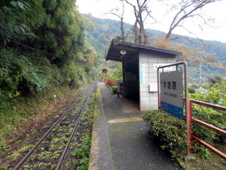 木路原のホーム。山際の高台に造られた駅で独特の雰囲気を醸している。