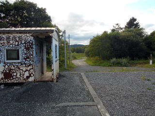 ホームから見た紋穂内の駅前。駅からの道はこれ1本のみである。