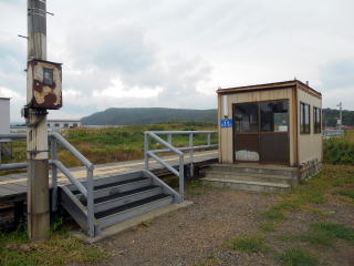 信砂のホーム入口と待合室