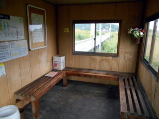 信砂の待合室の中