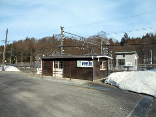 刺巻の駅舎。平屋のログハウス風の建物になっている。