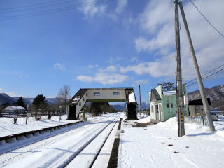 瀬戸瀬のホーム。対向式ホームと跨線橋という昔ながらの駅構内である。