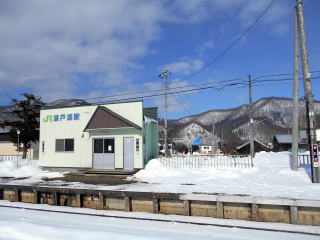 ホームから撮った瀬戸瀬の駅舎と駅前の集落。かつては映画館などがあったらしいが、現在は寂れた集落となっている。