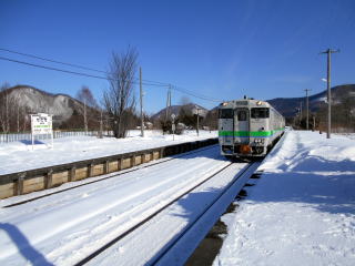 瀬戸瀬に到着した石北本線のディーゼルカー。昼間に発着する便はできたが、乗客はいないのが現状だ。