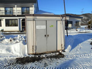 東雲の待合室。ブロック塀造りのものから、物置を再利用したものに置き換えられた。