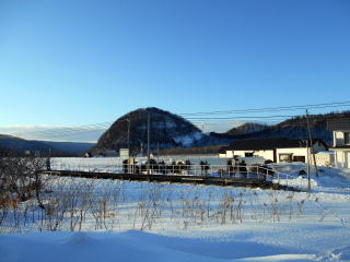 国道側から撮った東雲のホーム。駅前の第4種踏切が雪で通行止めのため、少々遠回りすることとなった。