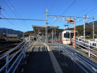 アニメ「ゆるキャン△」のキービジュアルのカットに使われた内船のホーム