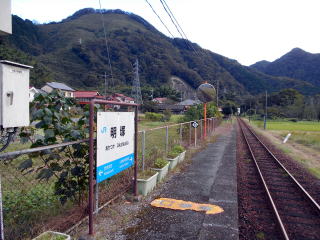 三江線の秘境駅の一つとされている明塚。周囲には数軒の民家と水力発電所があるのみだ。