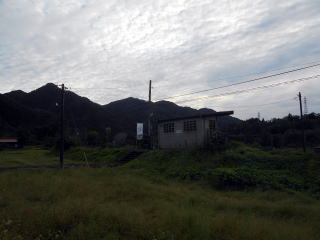 明塚の駅入口周辺。畑とはいっても大半は荒れている。