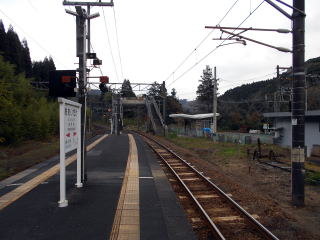 青井岳のホーム。徒歩約10分の所に温泉がある。