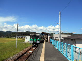 阿波海南に停車中の牟岐線のディーゼルカー。海陽町内の中では最も賑わう駅だ。