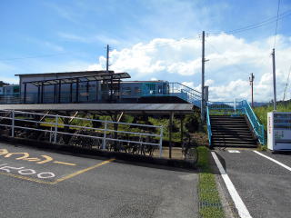 阿波海南の駅入口。駅前には「阿波海南交流館」という町営施設が建ち、待合室の役割を果たしている。