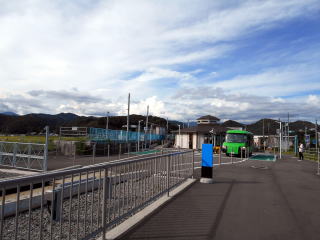 阿波海南の構内。DMVのバスから列車へのモードチェンジが目の前で見ることができる。