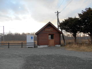 ログハウス風の小さな駅舎となった糸魚沢。某アニメのEDに登場しているかのような佇まいだ。