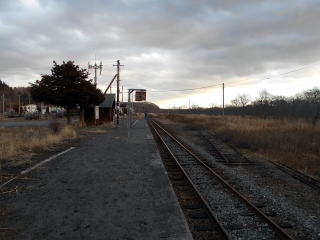 糸魚沢のホーム。側線の跡が残されているが、駅裏は湿原が広がる。