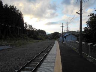 区界のホーム。無人化されて逆に注目度が落ちたと感じるほど人の気配が無くなっている。