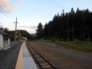 区界のホーム。交換設備なくなって、反対側のホームへは行けなくなった。