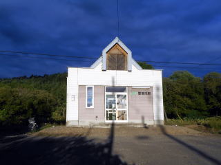 貨車駅から小さな駅舎に置き換えられた恩根内。一度廃止が決まりながらも撤回された珍しいケースの駅である。