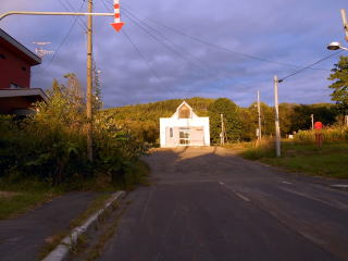 恩根内の駅前は過疎の集落という印象。駅の真ん前の民家はすでに廃屋になっている。