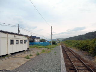 舎熊のホーム。かつて賑わっていた駅だったとは全く想像がつかないほどのどかな風景だ。