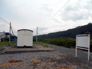 昔の駅舎の土台の上に建つ待合室。大きな駅舎があったことがうかがえる。