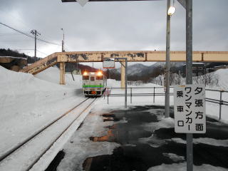 清水沢にやって来た石勝線のディーゼルカー。この姿ももはや風前の灯火となって来ている。