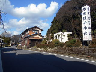 まるで近隣の民家の庭の一部になっている感じの船町口の駅舎