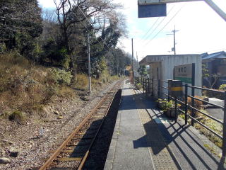 船町口のホーム。裏手が山なので窮屈な感じだ。