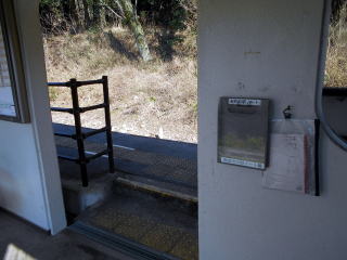 船町口に設置されている駅ノート。絵師さんによる書き込みが盛んな駅である。