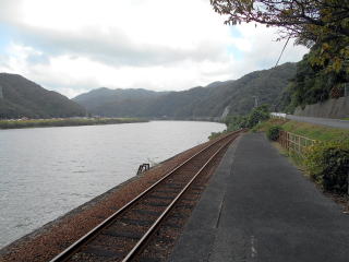 江津本町の駅前に広がる江の川。三江線の旅のお供となる川だ。