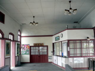 ���⍑�̉w�ɂ̒��B�V��̏Ɩ������������o���Ă���B