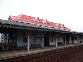 �z�[������B�������⍑�̉w�ɁB�O�p�̏o�������炵���B