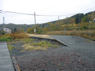 大和田駅構内の線路跡。改札を出て、構内踏切を渡ってホームに出ていたことが偲ばれる。