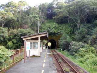 鯖瀬のホーム。1973年と比較的遅く開業した無人駅である。