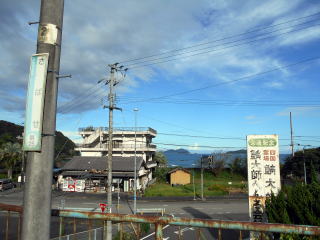 高台にある鯖瀬のホームからは海が見える。