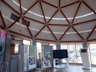 プラネタリウム風の待合室は、兵庫教育大学の交流ふれあい館で、大学は旧社町にキャンパスがある。