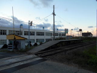 �����̉w�S�i�B���w�Z�̗���ɑ���ꂽ������~��̉w�ł���B