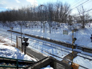 高台にある駅舎から見た姫川のホーム。裏には国道が走っている。