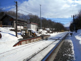 上下線の長さが違う姫川のホーム。