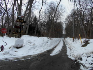 姫川の駅入り口。地元の方が作ったと思われるオブジェに温もりが感じられる。