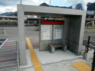 久下村の出口。新しい建造物になって雨風をしのぐには難しいものがある。